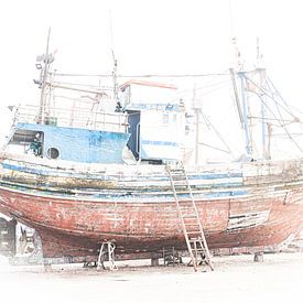 Oude vissersboot in highkey van Guido Rooseleer