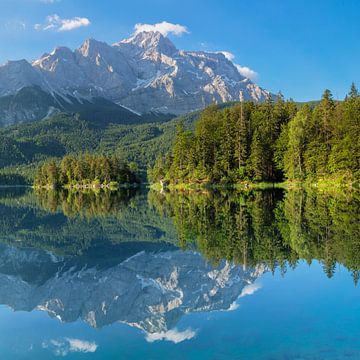 Wettersteingebirge und Zugspitze spiegeln sich im Eibsee, Bayern, Deutschland von Markus Lange