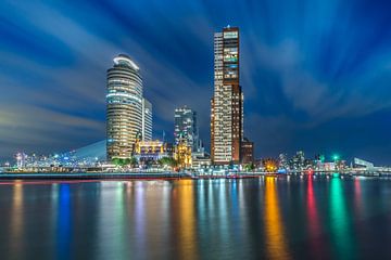 Manhattan aan de Maas. Kop van Zuid bij avond.  van Marco Faasse