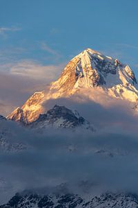 Berg mit klebrigen Wolken am Abend von Mickéle Godderis