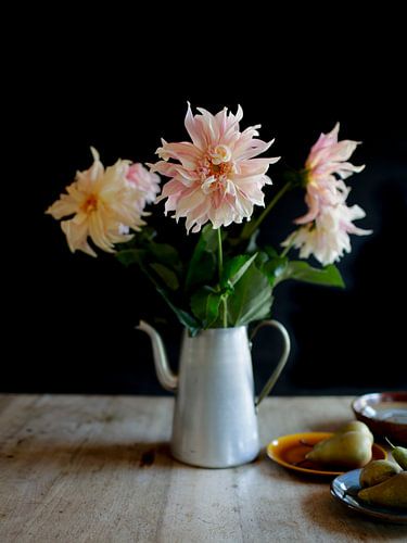 Roze dahlia's stilleven op de keukentafel (Dutch Masters)