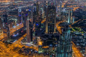 Dubai bij nacht 2 van Peter Korevaar