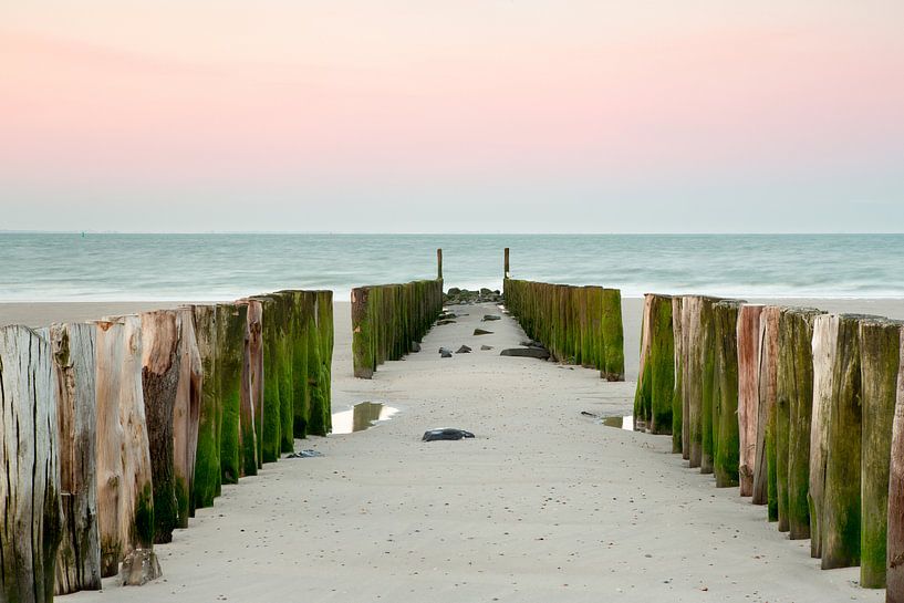 Strandpalen tijdens zonsopkomst by Evert Jan Kip