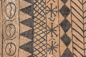 Peinture murale sur une hutte de terre au Burkina Faso