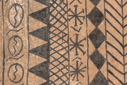 Muurschildering op een lemen hut in Burkina Faso