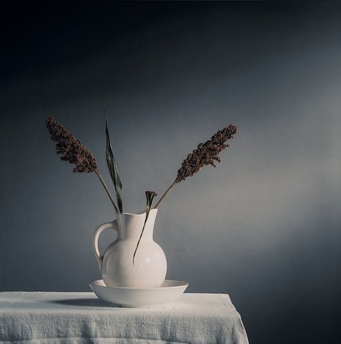 Sorghum (bloem/graansoort) in antieke vaas