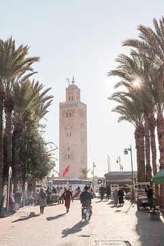 Vue de la mosquée de la Koutoubia dans le centre de Van Marrakech, Maroc sur Henrike Schenk