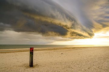 Sonnenaufgang am Strand der Insel Texel mit einer nahenden Gewitterwolke von Sjoerd van der Wal