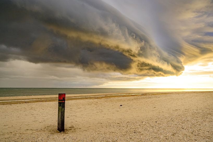 Zonsopgang op het strand van Texel met een naderende stormwolk van Sjoerd van der Wal Fotografie