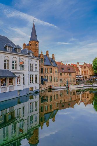 Weerspiegeling in Dijver, Brugge van Captured By Manon