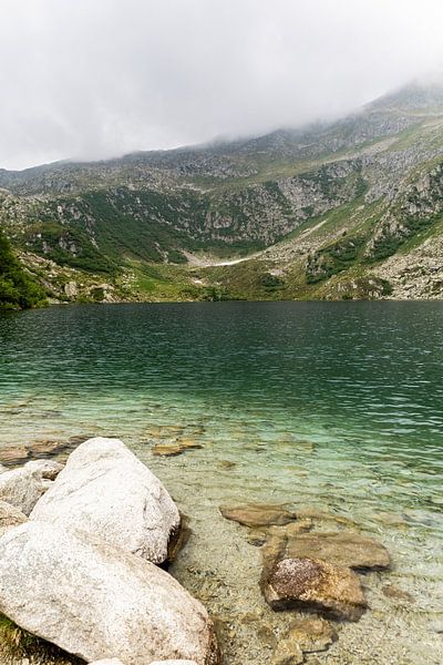 Het Lago Ritorto in de Dolomieten bij Madonna di Campiglio (portrait) van André Blom Fotografie Utrecht