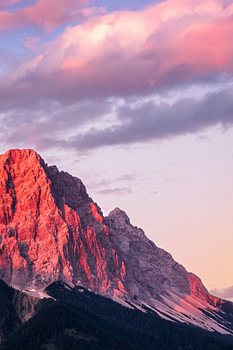 Beeindruckendes Alpenglühen auf der Zugspitze unter einem rosa Wolkenhimmel