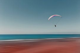 Paragliden boven het strand van Dirk Wüstenhagen