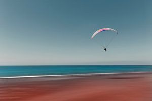 Paragliding über dem Strand