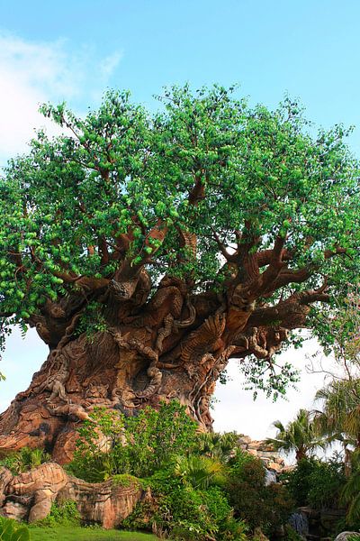 Arbre de vie avec des motifs d'animaux sculptés par Thomas Zacharias