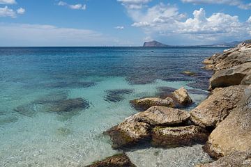 Kristalhelder zeewater en kust in Calpe van Adriana Mueller