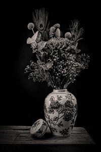 Moderne Stillleben Blumen in einer Vase schwarz und weiß