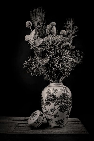 Modern Stilleven bloemen in een vaas zwart-wit van Marjolein van Middelkoop
