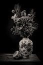 Moderne Stillleben Blumen in einer Vase schwarz und weiß von Marjolein van Middelkoop Miniaturansicht