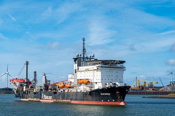 Pijplegschip Lorelay van Allseas vaart de haven binnen