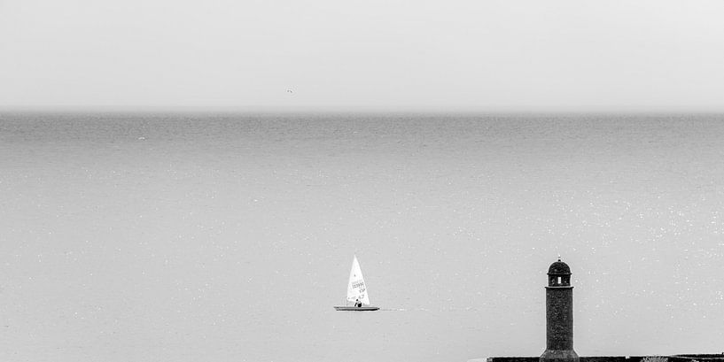 Zeilbootje voor de ingang van de haven Arrecife by Harrie Muis