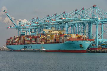 Mega groot containerschip de Mette Maersk. van Jaap van den Berg