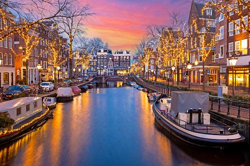Stadsgezicht van Amsterdam met kerstmis aan de Spiegelgracht in Nederland bij zonsondergang