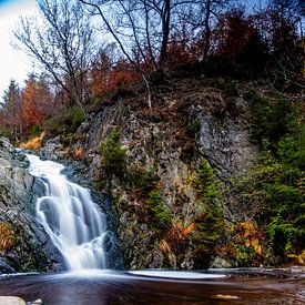 The water falls in autumn by Wytze Kiers