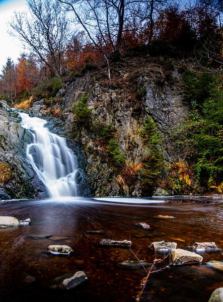 The water falls in autumn by Wytze Kiers