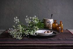 Modern stilleven met fluitenkruid, aardewerk en tin