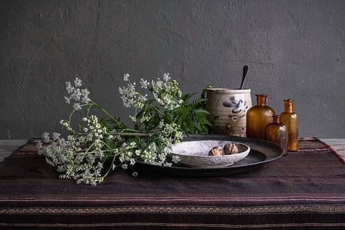 Modern still life with cow parsley, pottery and pewter by Affect Fotografie