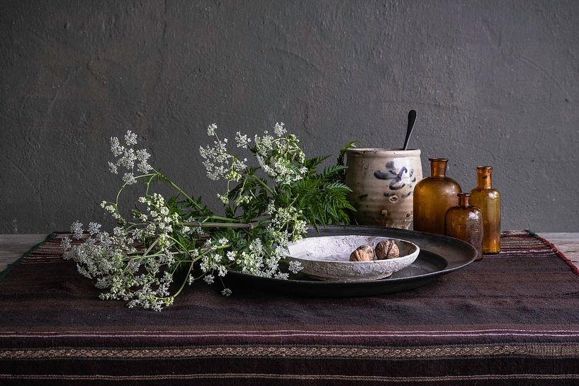 Modern still life with cow parsley, pottery and pewter by Affect Fotografie