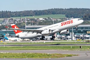 Ein Airbus A330 der Swiss hebt vom Flughafen Zürich ab. von Jaap van den Berg