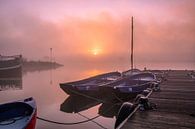 Mistige zonsopkomst aan het water. van Rick van de Kraats thumbnail