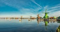 Windmühlen am Fluss Zaan in der Nähe der Zaanse Schans, Zaandam, Nordholland, Niederlande von Rene van der Meer Miniaturansicht