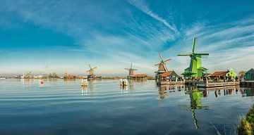 Windmühlen am Fluss Zaan in der Nähe der Zaanse Schans, Zaandam, Nordholland, Niederlande von Rene van der Meer