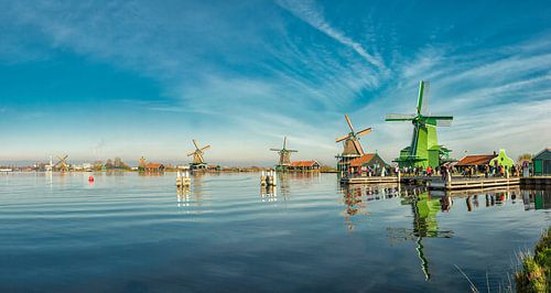 Molens aan de rivier de Zaan bij de Zaanse Schans, Zaandam, Noord-Holland, Nederland