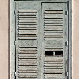 Bild eines Fensterladens in Pastellfarben bei weichem Licht von Jochem Oomen