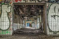 Couloir Urbex avec beaucoup de graffitis