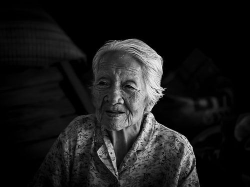 Portrait d'une femme thaïlandaise en noir et blanc