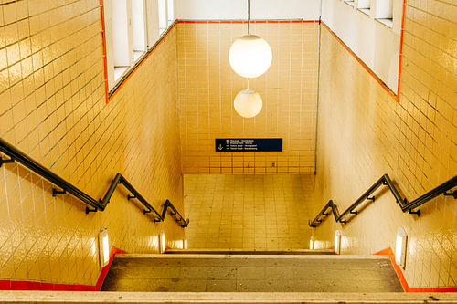 Escalier symétrique recouvert de carreaux jaunes