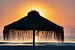 Sonnenschirm am Strand im Sonnenuntergang von Frank Herrmann