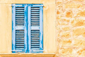 Detailopname van oude blauwe houten vensterluiken en rustieke stenen muur van Alex Winter