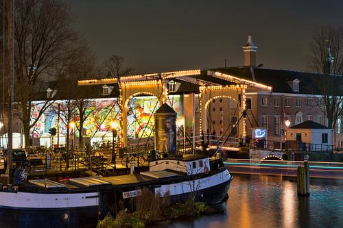 Verlichte houten brug in Amsterdam