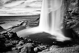 Seljalandsfoss Black and White – a view of the Icelandic landscape by Patrick Kilb