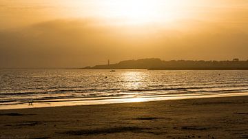 Strand foto met ondergaande zon van Martijn Brink