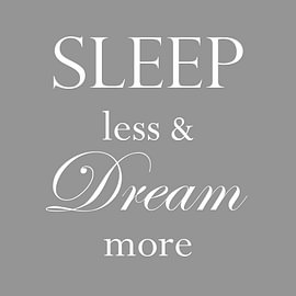 Sleep less & Dream more – Slaapkamer Tekst in Grijs van Sandra Hazes