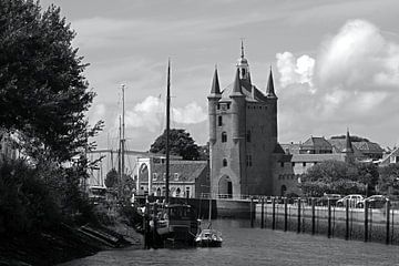 Zuiderhavenpoort von Zierikzee in schwarz-weiß von W J Kok