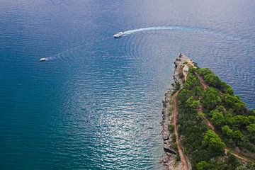 Bosschiereiland en motorjachten varen. landschap beneden (luchtfoto van een paraglider) met de kust  van Michael Semenov
