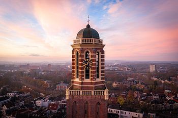 De Peperbus boven de historische binnenstad van Zwolle